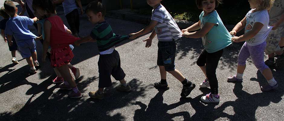 Chain of Kids Playing Outside at a Daycare Center | Djeca prave vozić u dvorištu vrtića