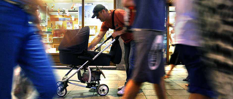 Aldin Vrabac Tends to Baby Carriage on a Busy Street | Aldin Vrabac nadnesen nad dječijim kolicima u prometnoj ulici