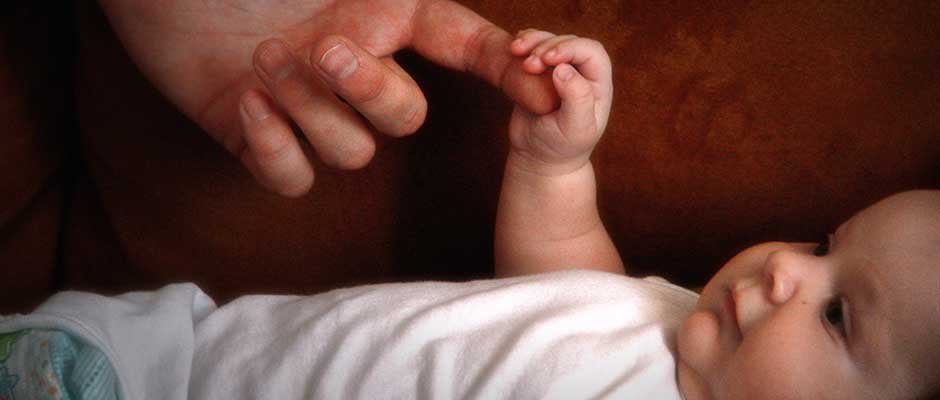 Baby Holds Aldin Vrabac’s Finger | Beba drži Aldinov prst