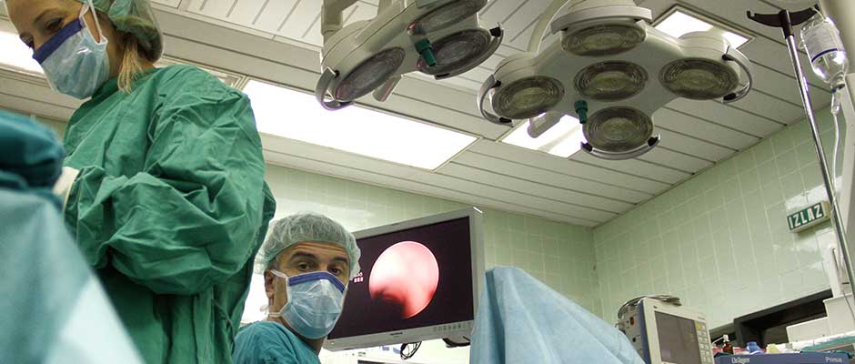 Doktori obavljaju zahvat pomoću kamere na endoskopu | Doctors Performing Procedure with Endoscope Monitor