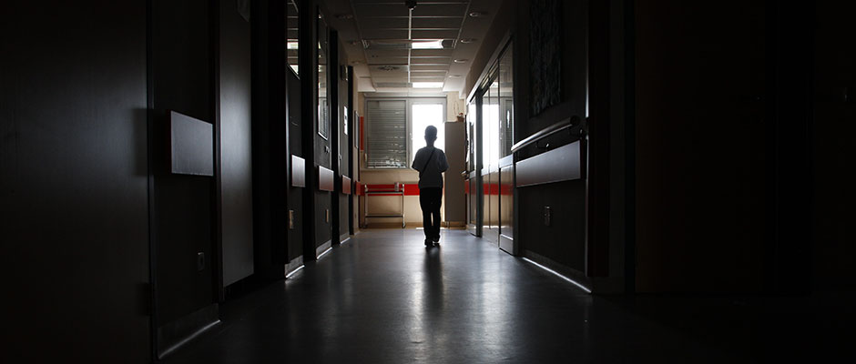 Boy in Dark Hospital Hallway | Dječak u mračnom bolničkom hodniku