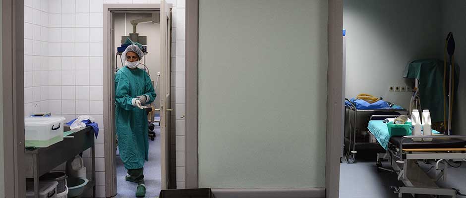 Nurse Laila Olgić Prepares for Surgery | Medicinska sestra Laila Olgić se priprema za operaciju