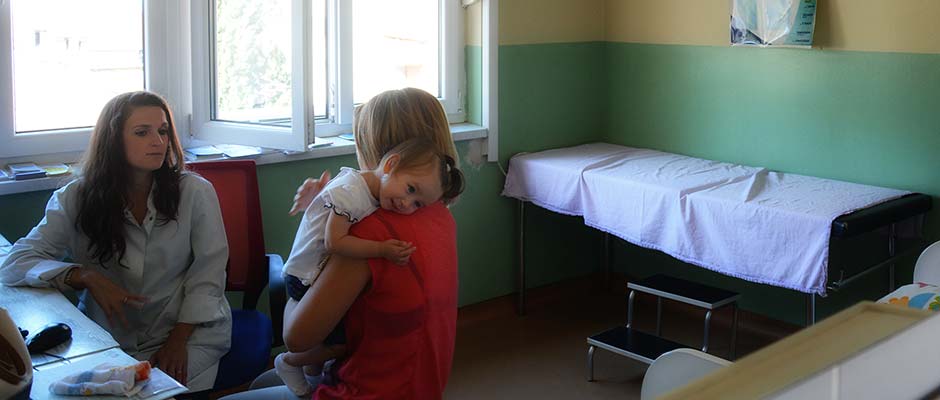 Dr. Paulina Miletić-Simić se susreće sa majkom i kćerkom u svojoj ordinaciji. | Dr. Paulina Miletić-Simić meets in her examination room with a mother and daughter.