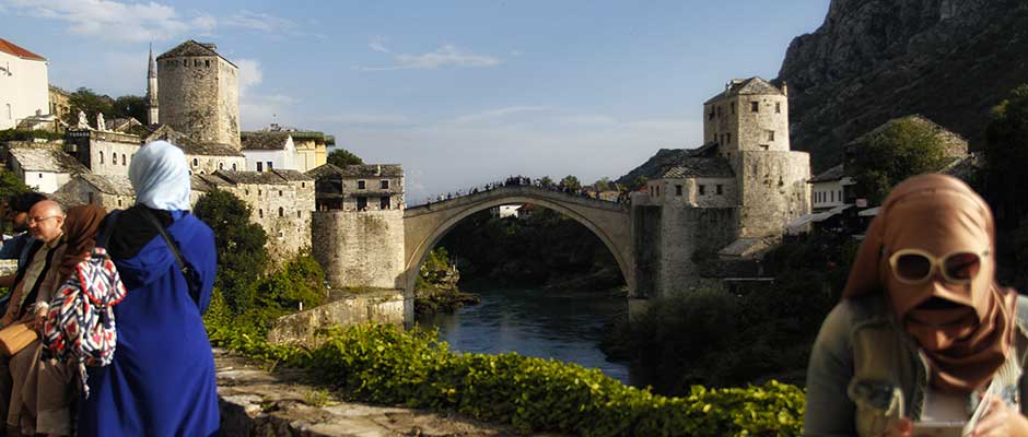 Centar Mostara i njegov lijepi most. | Downtown Mostar and its scenic bridge.